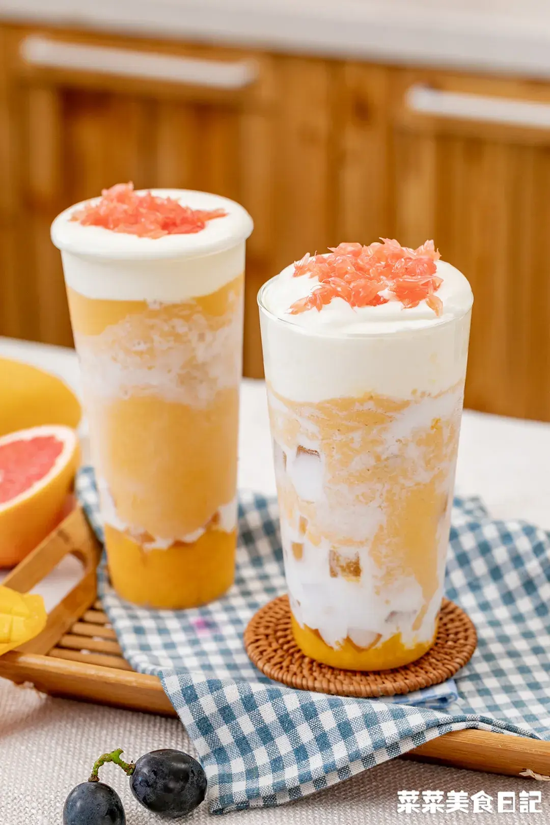 顶层是粒粒饱满的西柚果肉,顺着奶盖溜进嘴里,咬破果衣,清新的酸味在