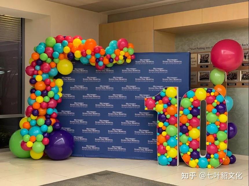 合影留念的区域,要做到有趣,有创意才能吸引来宾驻足拍照,尝试用气球