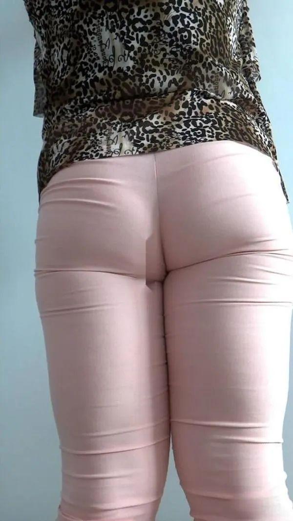 却愣是穿成了紧身裤,而穿着紧身裤,又会显出一道道勒痕,毫无美感可言