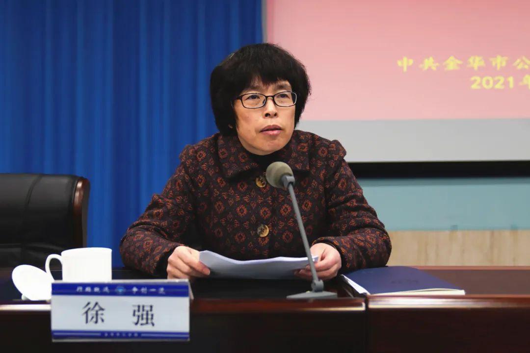 市公安局党委委员,驻局纪检监察组组长徐强在会上作了党风廉政建设