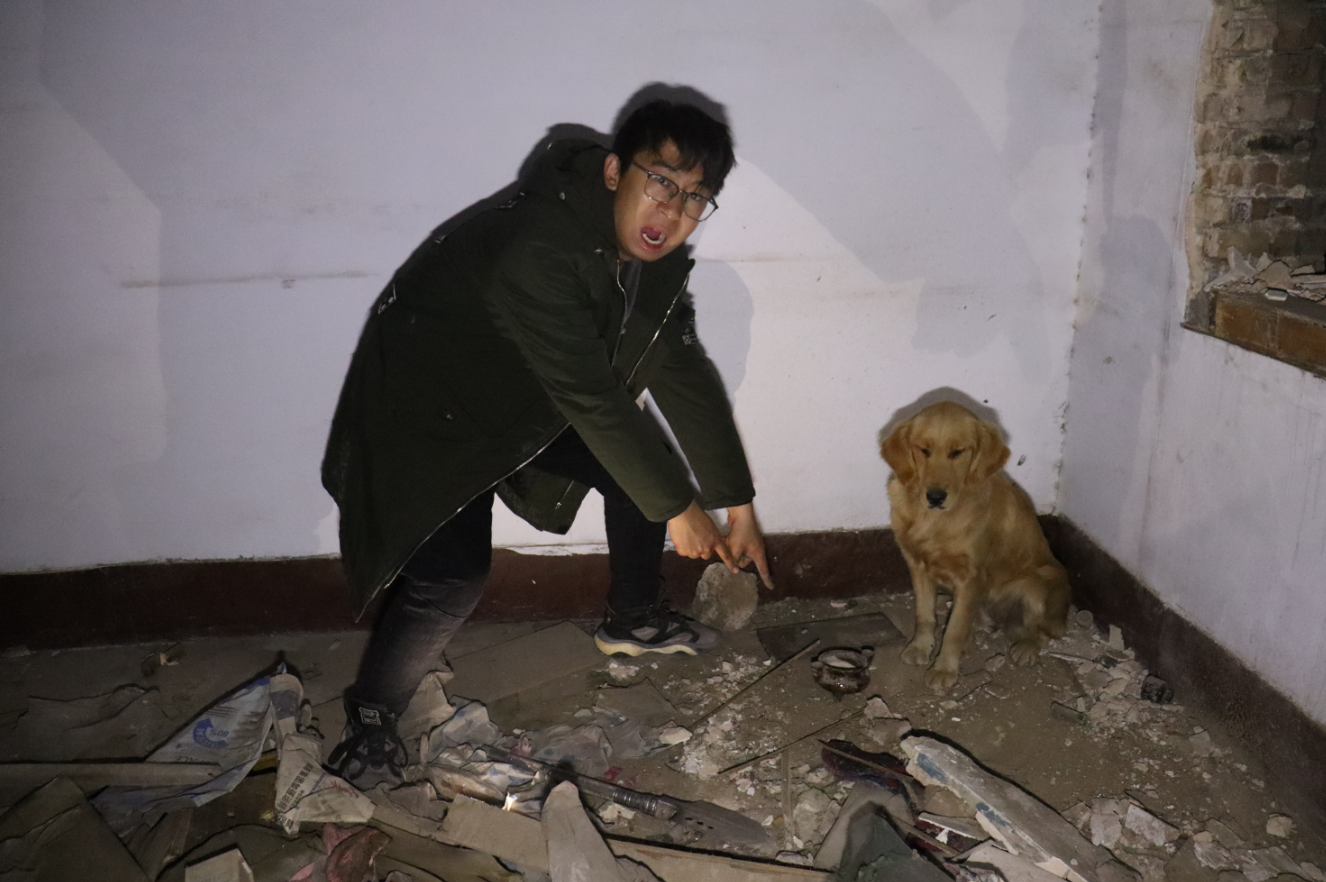 小伙让金毛猜火腿在哪个碗里,金毛却趁机把火腿吃掉了,可真聪明