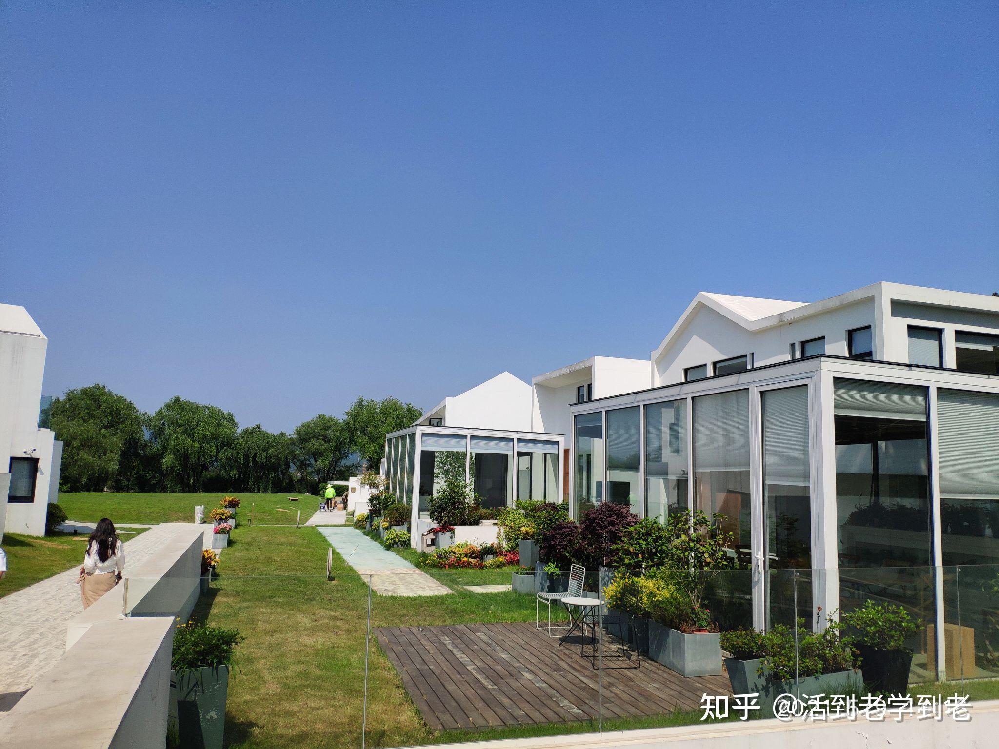 这边是住宿区.龙坞花园,距离陌领融郡两三分钟的车程.