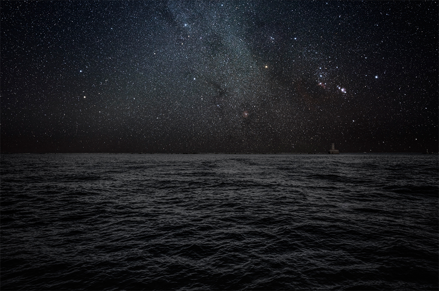 想看城市漆黑一片,夜空布满星辰和盘踞怪异的云团