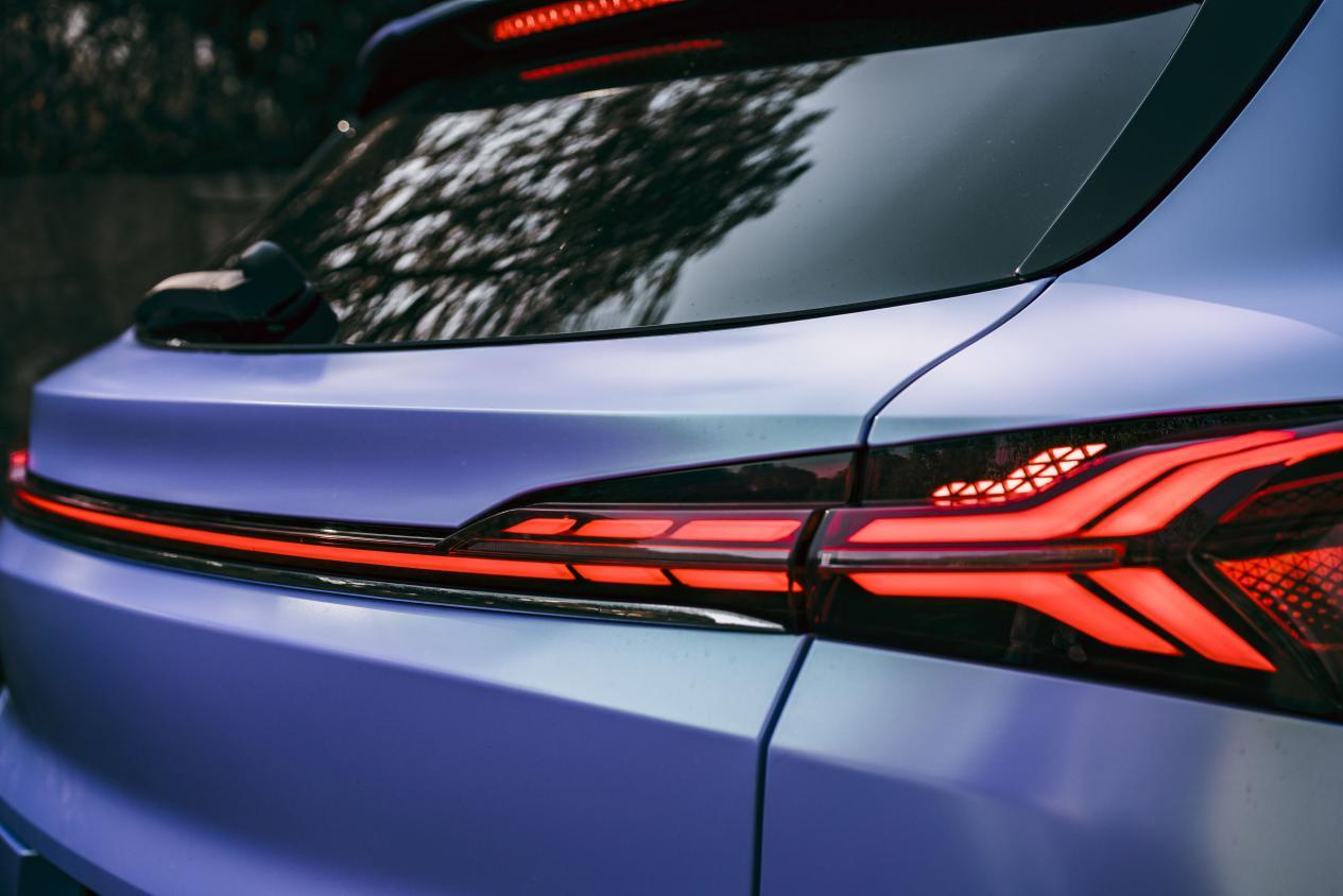 光的贯穿式led灯带,简约科幻的集成式矩阵大灯,箭翎主题的贯穿式尾灯