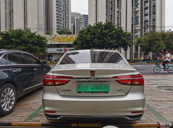 荣威ei6的颜值我觉得是属于很耐看的类型的,车身线条很流畅.