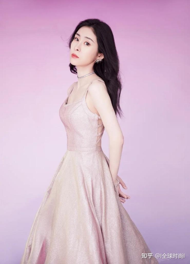 张碧晨穿粉色裙装好唯美 吊带圆领显温柔 身材依旧窈窕 - 知乎
