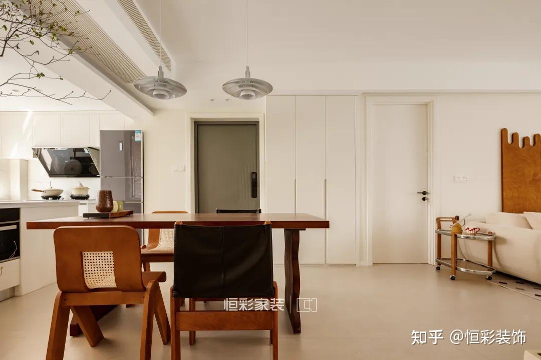 100㎡奶油中古，胡桃木+白，一眼沦陷，好看又好住！ - 知乎