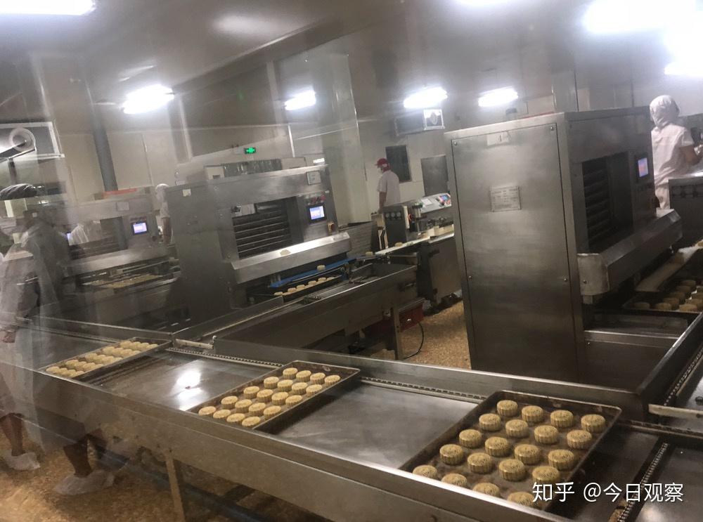 人员指引下,采访团记者走进苏州稻香村北京工厂透明无菌的生产车间