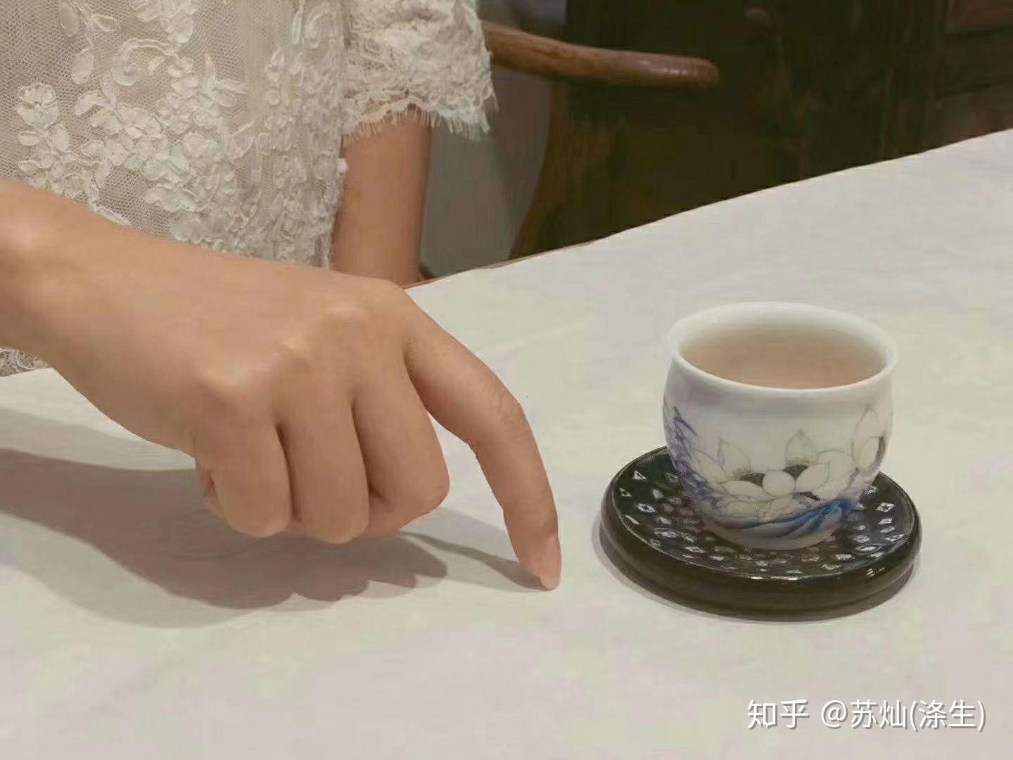 喝茶扣手的礼仪手势图片