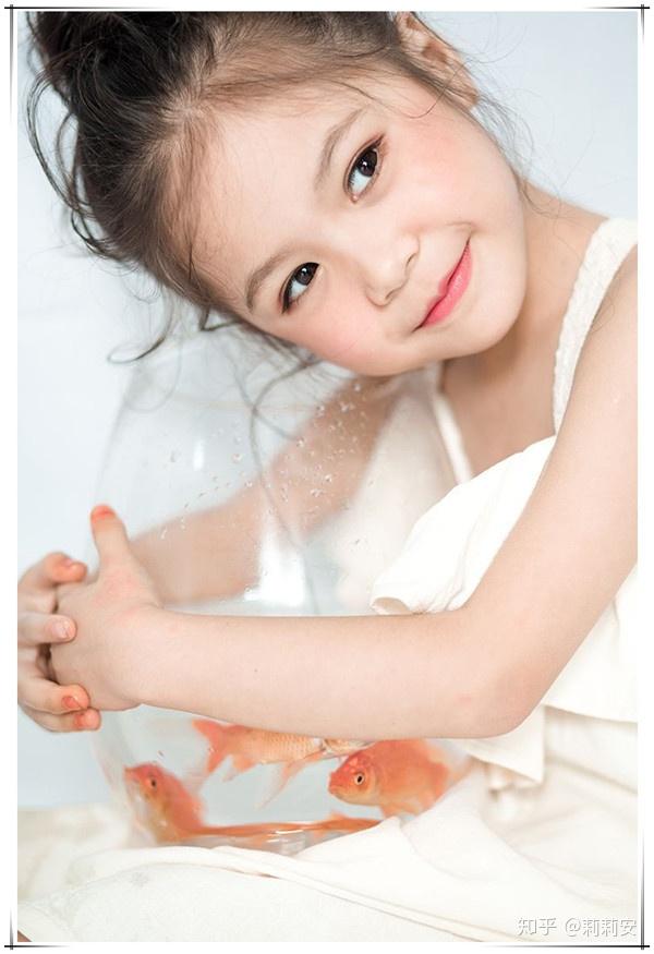 的鱼缸增加了画面的通透感,金鱼的颜色与人物妆面的色调也形成了和谐