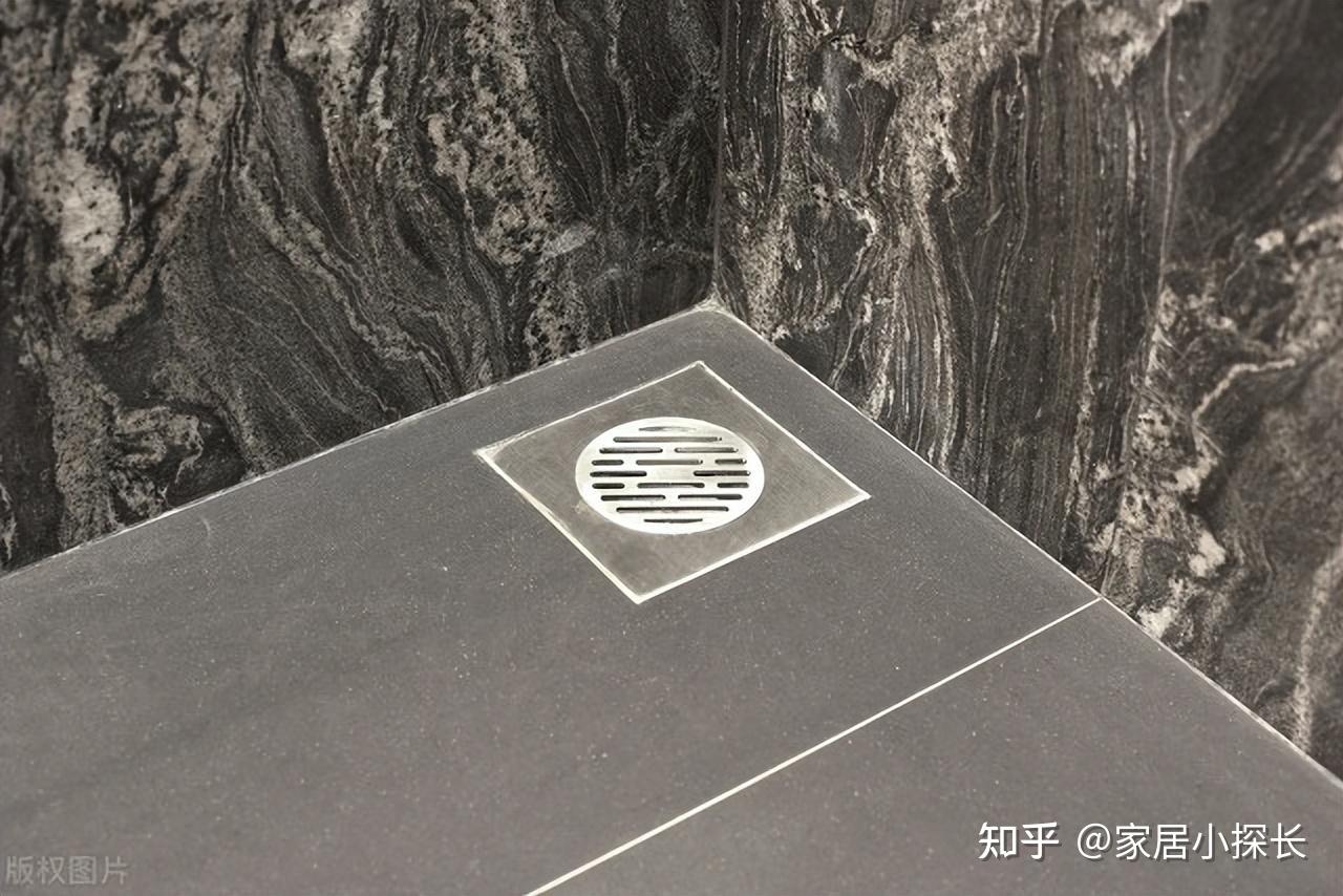 断水槽式地漏比一般的条形地漏要长一些,它被安装在厕所的干湿分离的