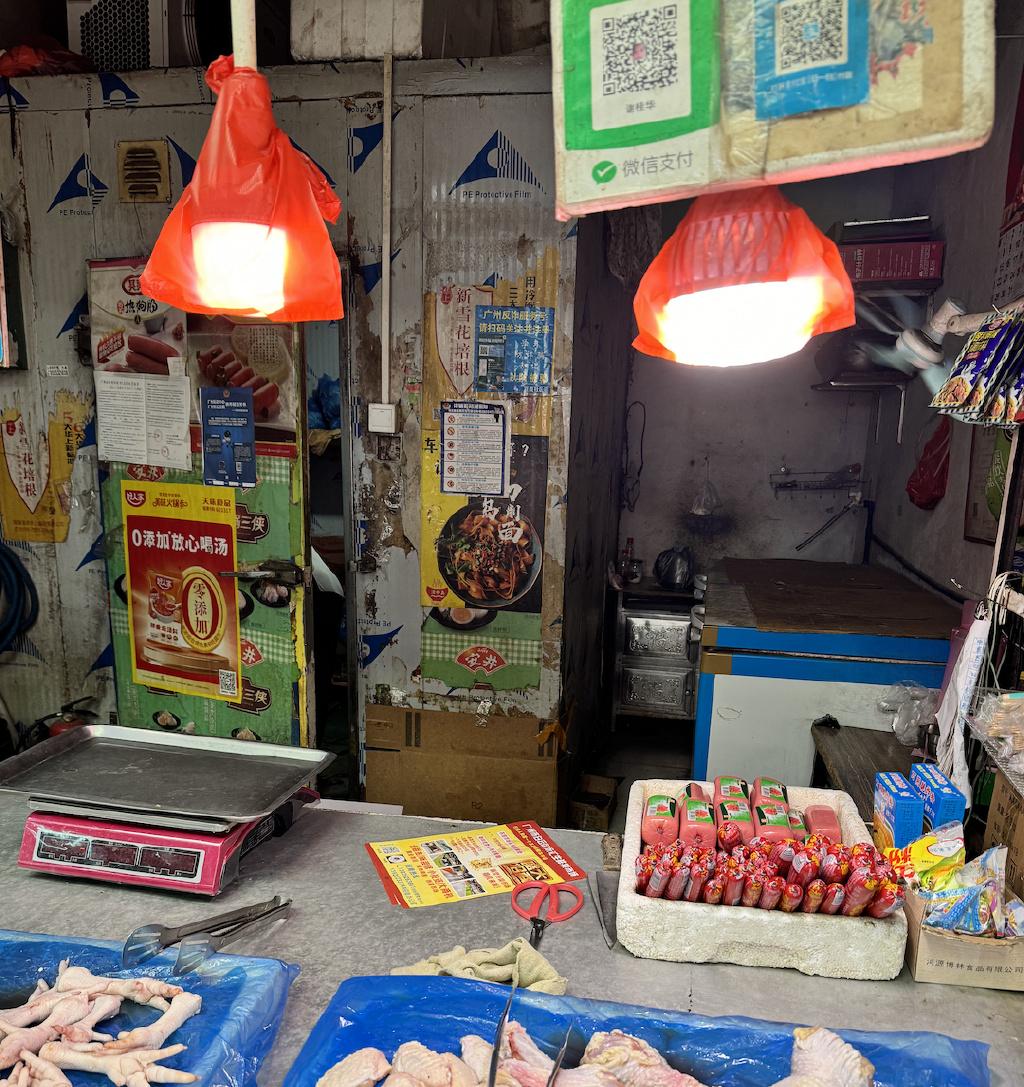 猪肉远看红色近看变白,多区水果档均有"生鲜灯"痕迹