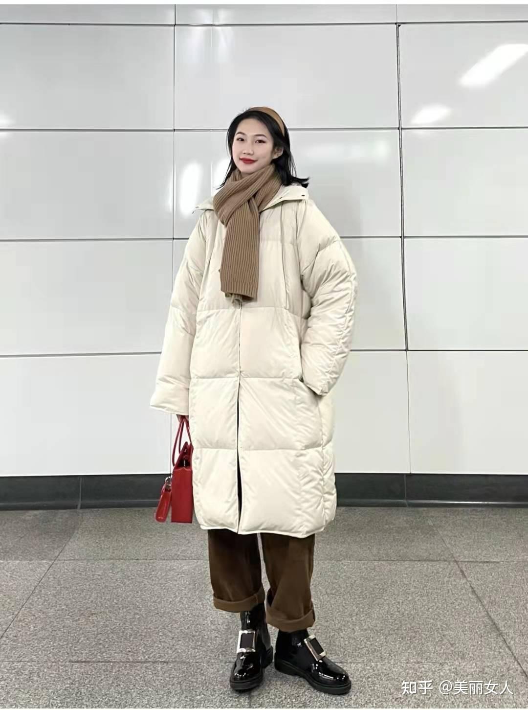 白色长款羽绒服怎么搭配裤子和鞋好看