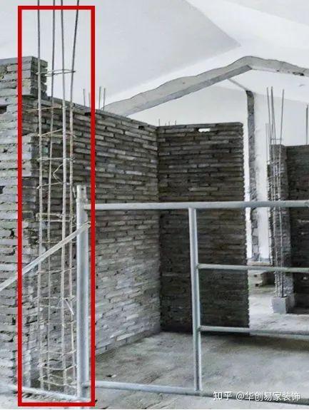 构造柱浇筑(4)等墙体稳固后,顶部再用小砖斜砌,角度45到60度之间,这样
