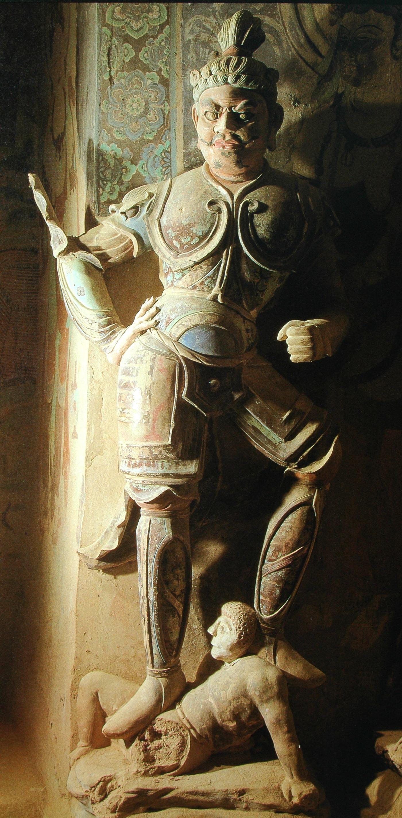 天王双眉紧锁,两眼怒视前方,叉腰握拳,重心落入两脚之间,以轻捷稳健的