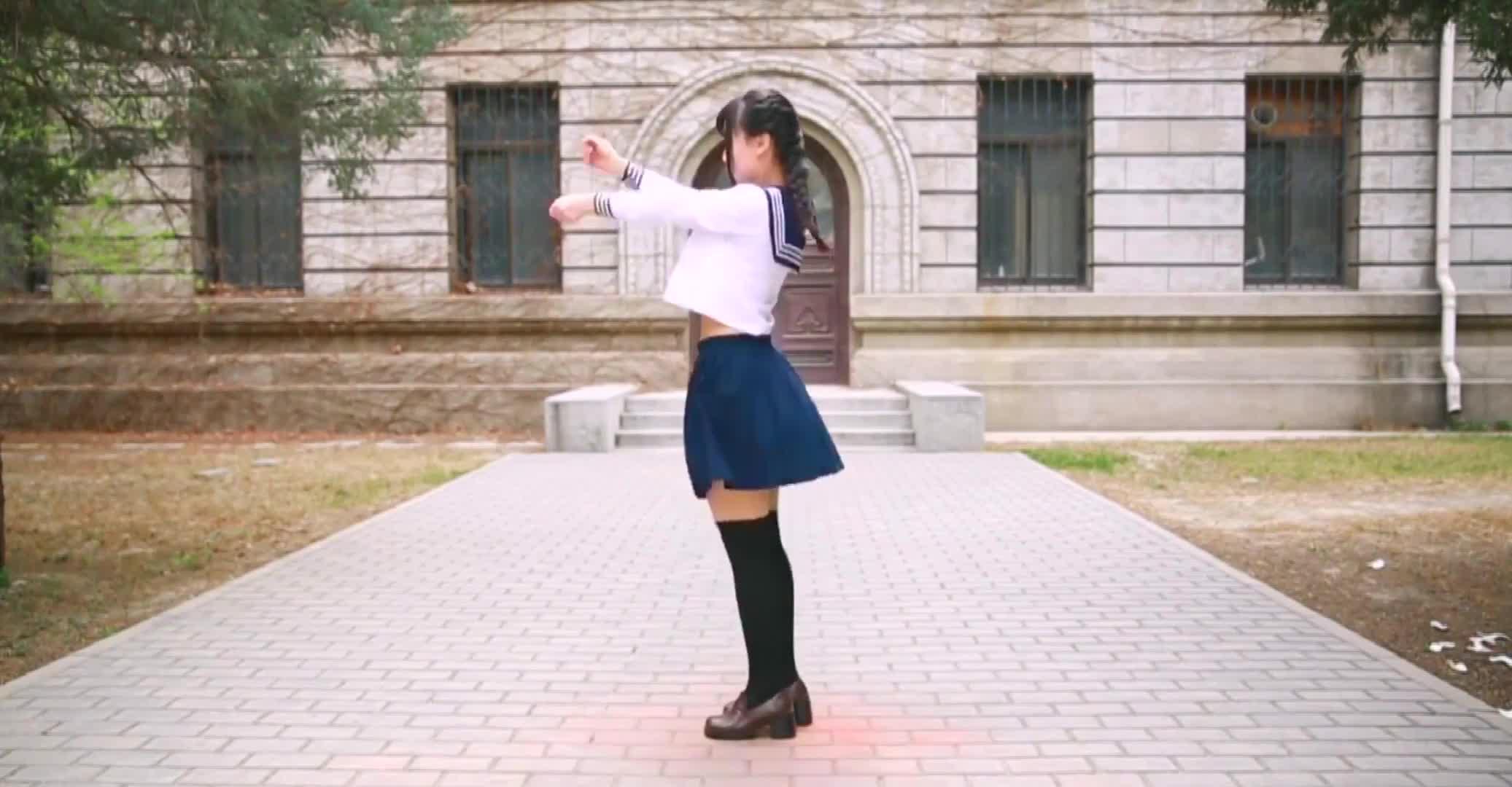 《你的女友》小姐姐穿着jk在学校操场上跳表白舞给你看