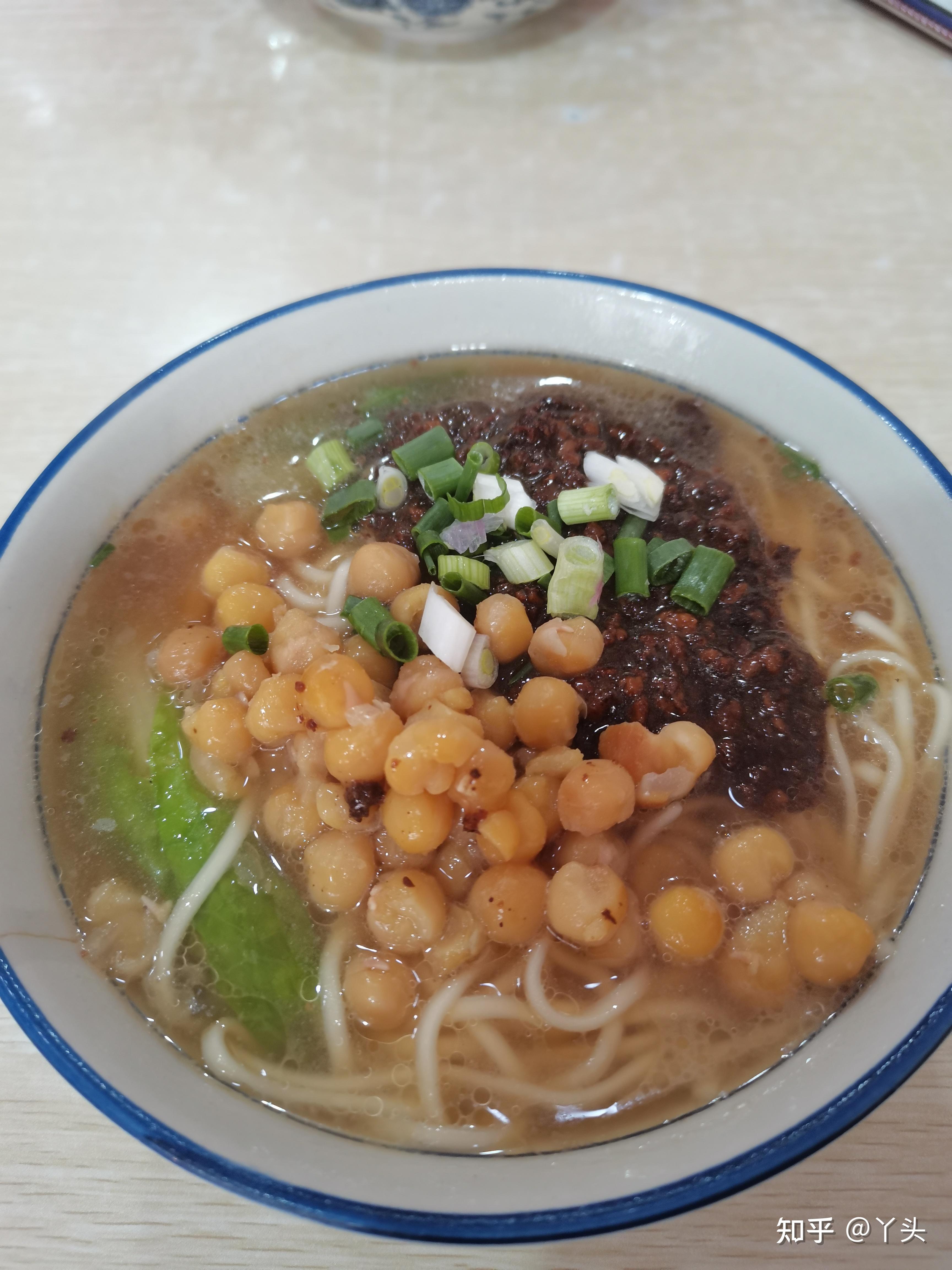 汤底鲜香,阴沉沉的天气,吃一碗瞬间满血复活.