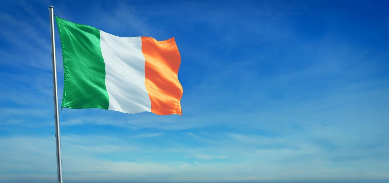 爱尔兰国旗飘扬图片