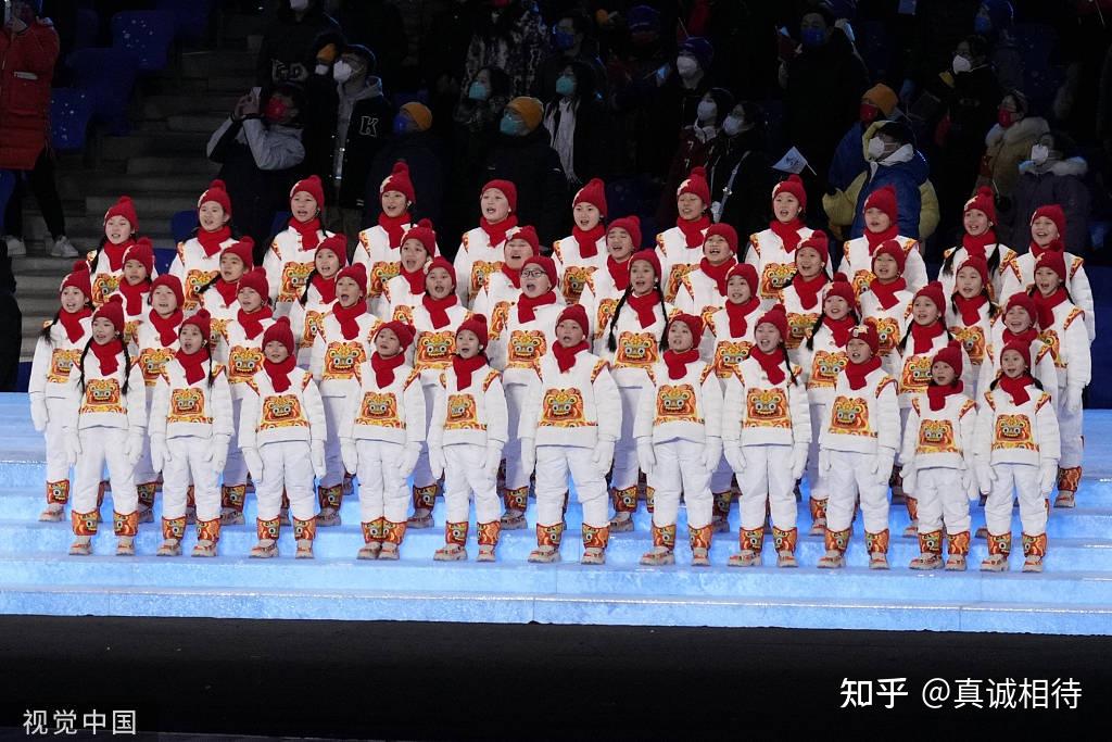 在北京冬奥会开幕式上"马兰花"合唱团献唱《奥林匹克圣歌,这群来自