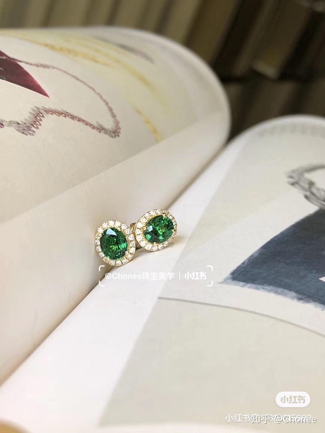 沙弗莱石耳钉沙弗莱石被誉为彩色宝石领域的新晋小花