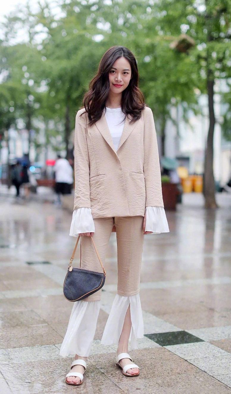 街拍美女深秋演绎潮范穿搭网友还是京都的女人最有范