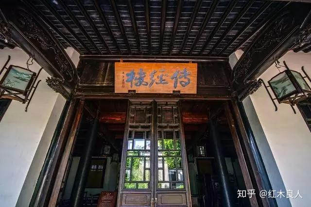 园林之中,亭廊楼巷,自成意境,雕花门窗,小桥流水,这些材料无一不是