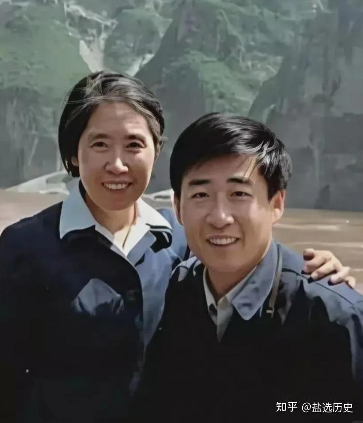 1979年,王光美与儿子游览长江山峡的合影,母子二人笑容灿烂 - 知乎