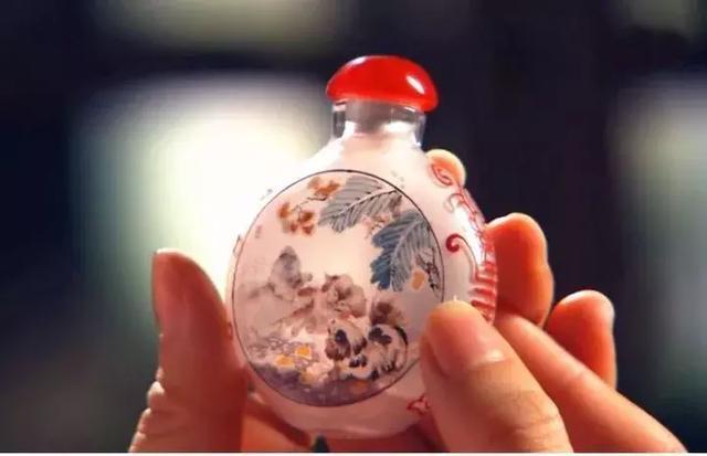 第一次见鼻烟壶,就是《步步惊心》里四爷送给若曦画有三只卷毛小狗的