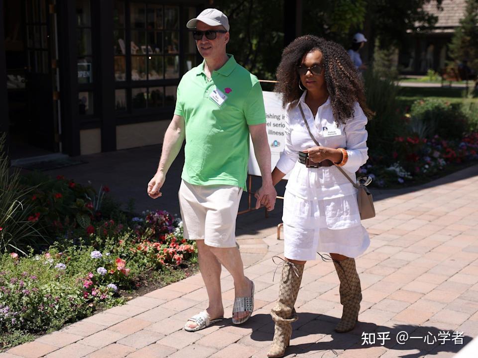 软件主管 eddy cue(中)和 apple 首席执行官 tim cookfacebook 首席