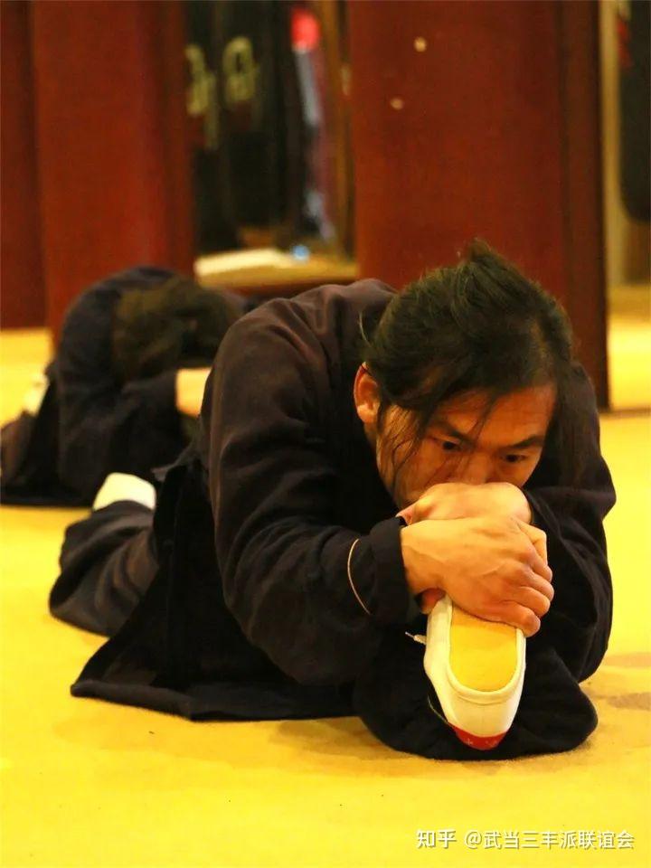 武当武术非遗传人武当三丰派钟云龙道长考核弟子基本功一压腿