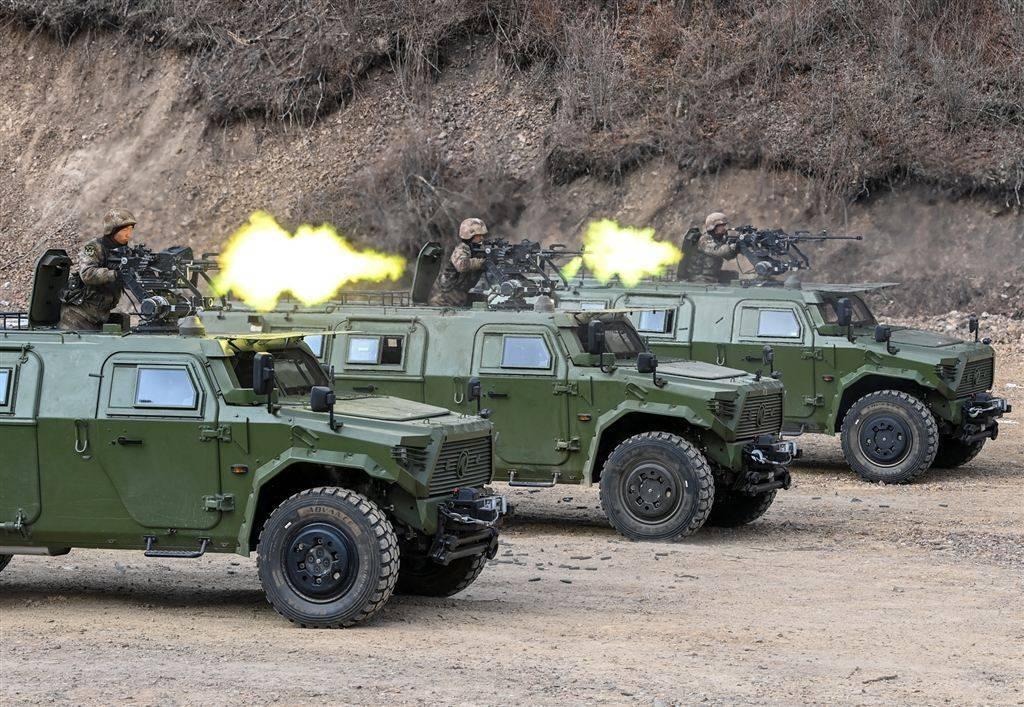 罕见!猛士三底盘的车载榴弹炮,电子侦察车,指挥车同框亮相演训场