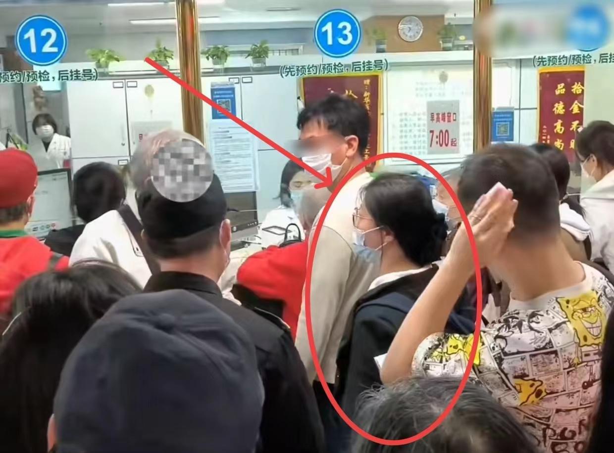 上海女子医院插队,骂人惹众怒,大爷上去一巴掌,结局舒爽