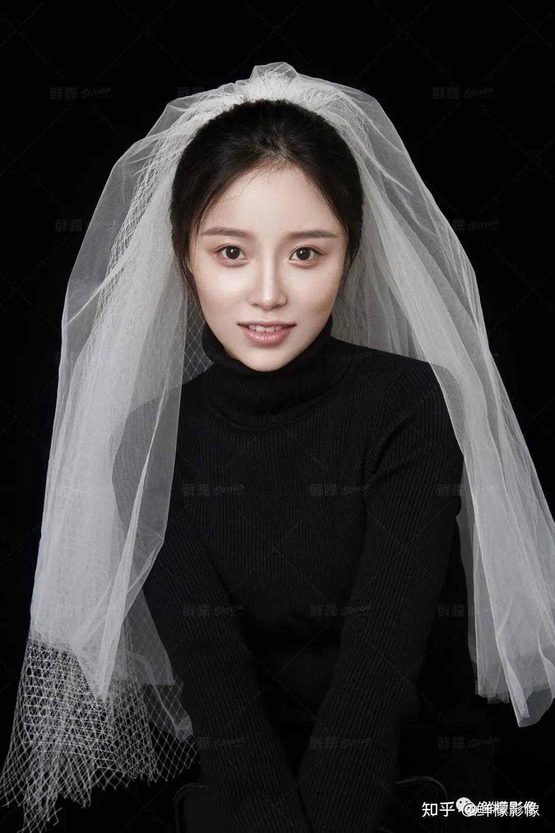一件黑色服装加头纱就可拍出美美的照片,写实又日常,满满的青春感而又
