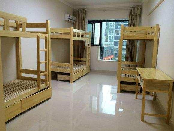 很简约的风格,但就是感觉小气了一些食堂还是蛮大的东昱画室这大门够