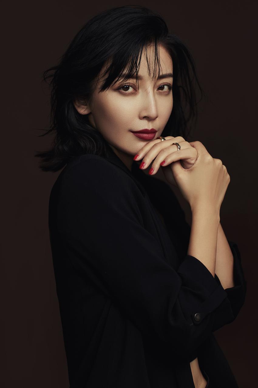 今日,演员高晓菲曝光了一组黑衣写真,高晓菲身穿黑色真丝吊带裙搭配