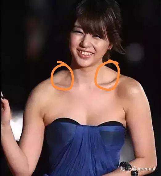 躯干平躺的卧推凳上,杠铃放在胸的正上方(乳头上两指左右),双脚踩实