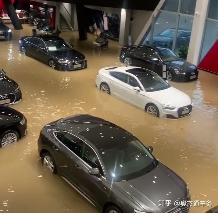 河南郑州全城已被暴雨洪水淹没,无数车辆遭殃成为水泡车 