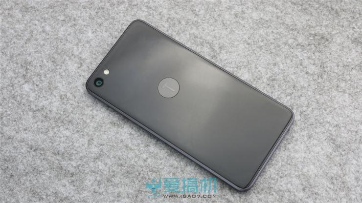 左为坚果手机包装,右为t2包装t2的包装和低一阶的坚果几乎一致,只是