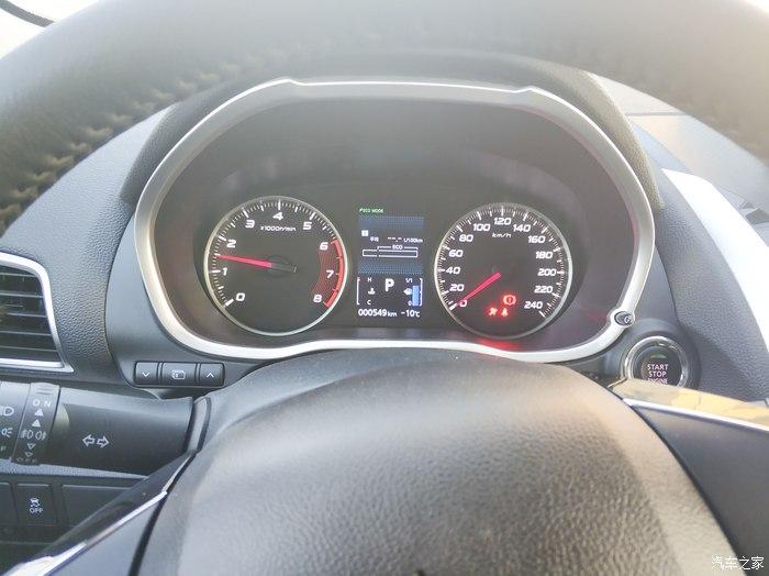 三菱的夜景仪表盘还是非常酷的,两边是双筒式,一遍是发动机转速,一边