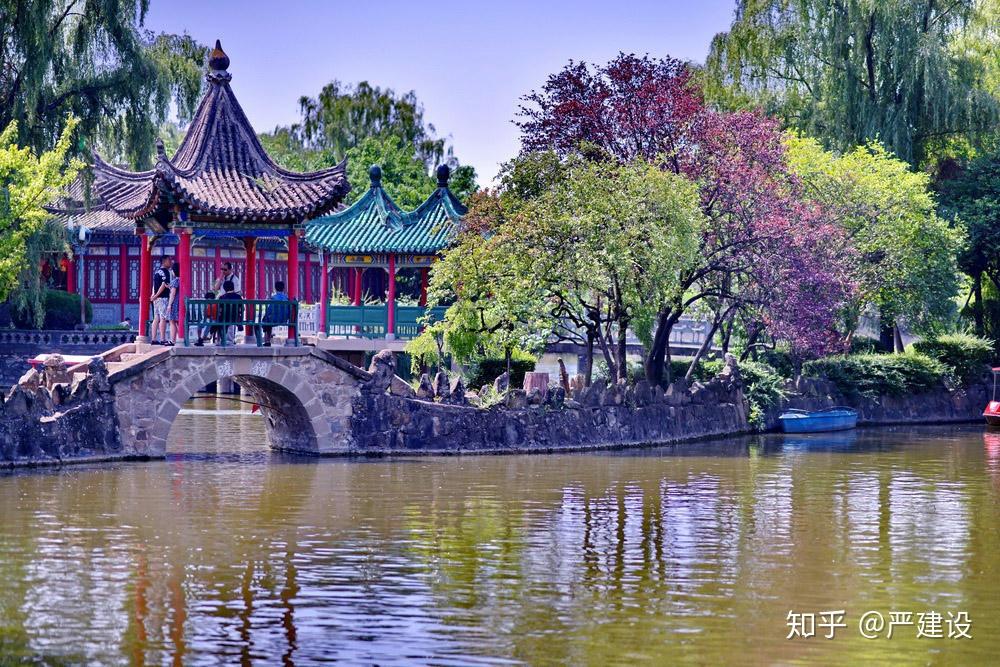 春风亭,鸳鸯亭,一览亭,望苏亭,沧浪桥,九曲桥,函陨石,会景堂,凌虚台