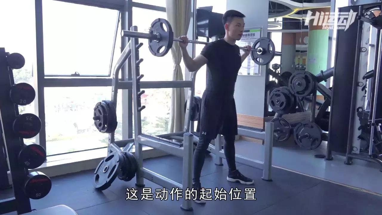 宽距杠铃深蹲动作图解:器械要求:杠铃其他肌肉:无主要肌肉群:股四头肌