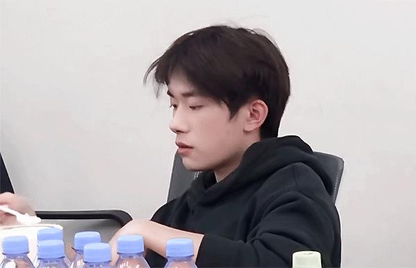 什么叫应援色 v2-217e9fe430d389a35023dd79158aaa17_r.jpg