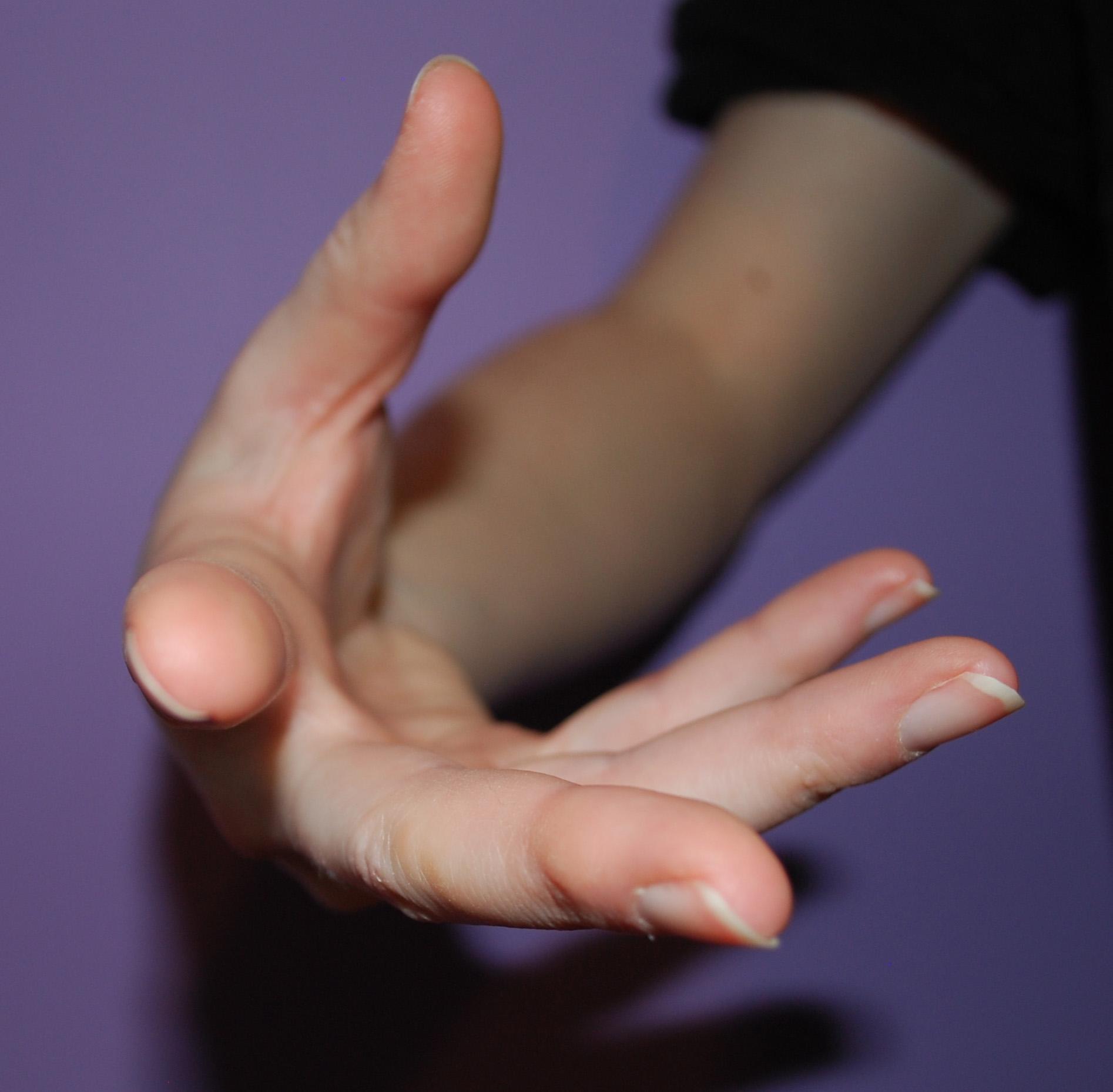 【绘画素材】250张手部动作参考,先练个100遍!