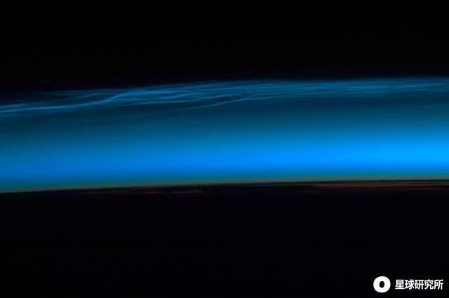 (下图可以看到下方黑色的地平线更有曲线了;最上方蓝色发光的云彩为北