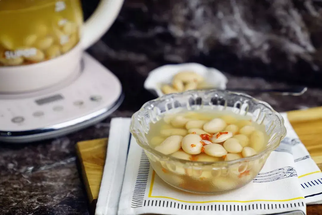 白扁豆水材料:选择带壳的白扁豆30克,炒焦.