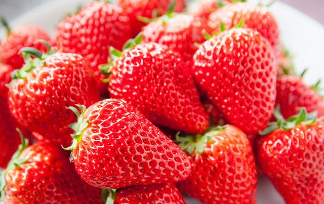 草莓专用膨大素哪个好草莓打什么叶面肥长得快草莓靓果上色膨大素用