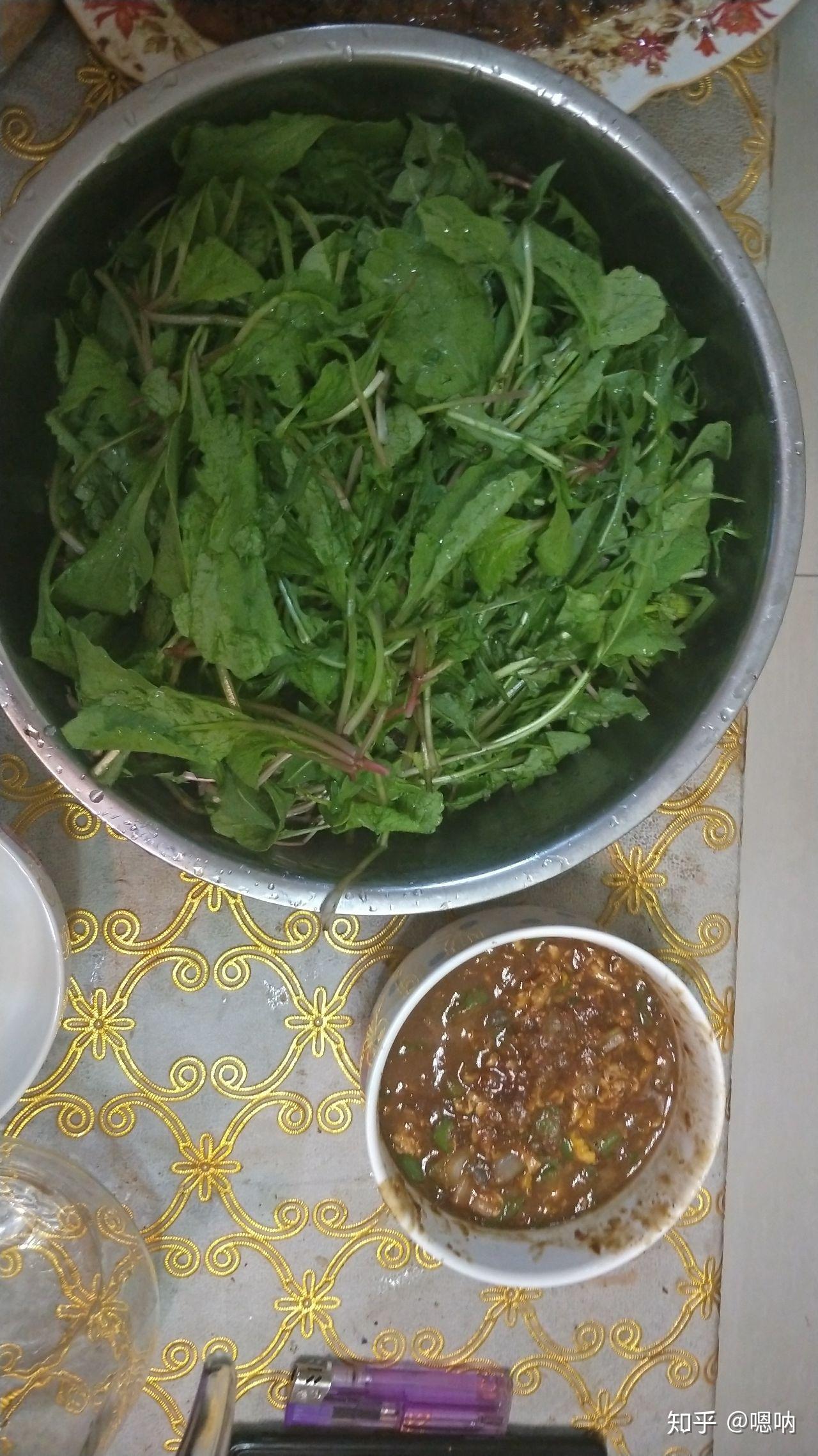 东北人最喜欢吃蘸酱菜,自己家的下农村大酱,非常好吃,东北人喜欢这口
