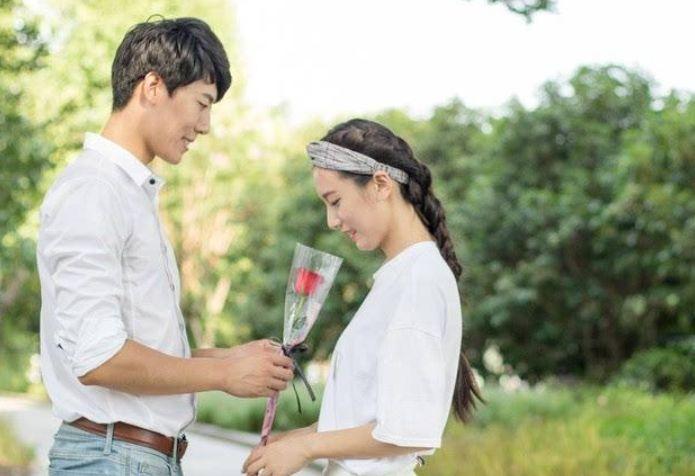 两个人关系再好也别伸手要这些东西不然感情容易变味