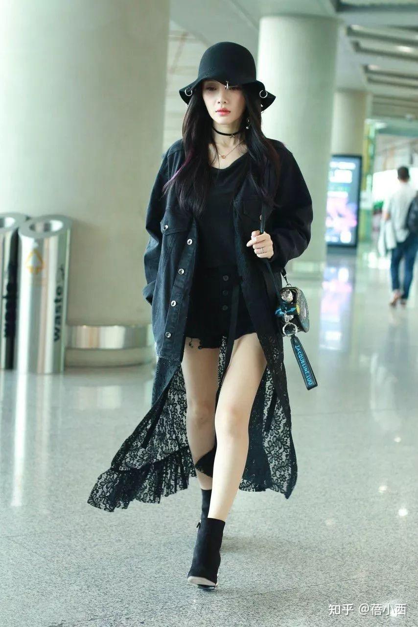 39岁李小璐还是少女脸穿米色大衣配长筒靴说她22岁我也信