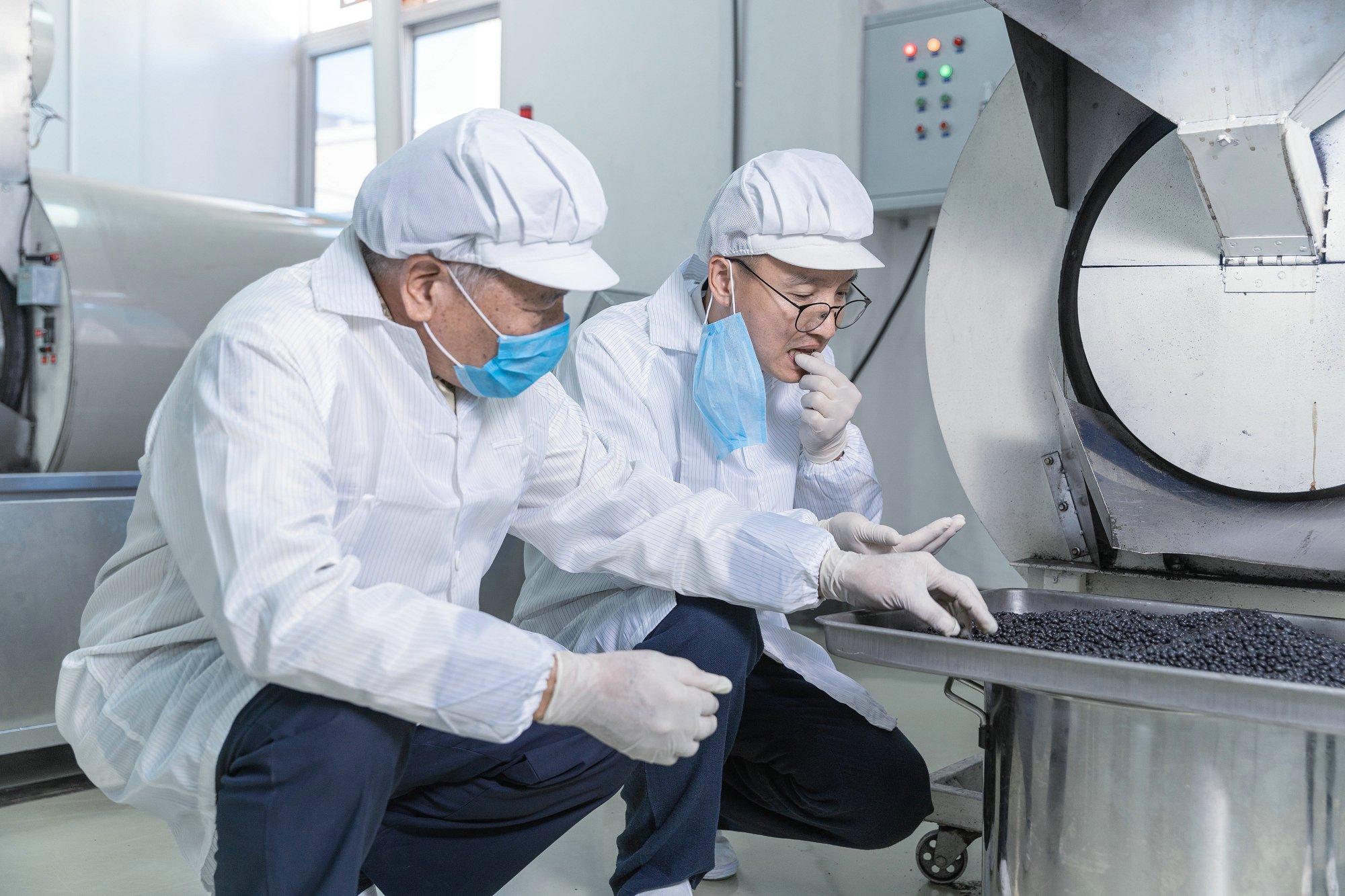 它由50年从业经验的老中医张涌川参与研发,依照中医五行养生学的原理